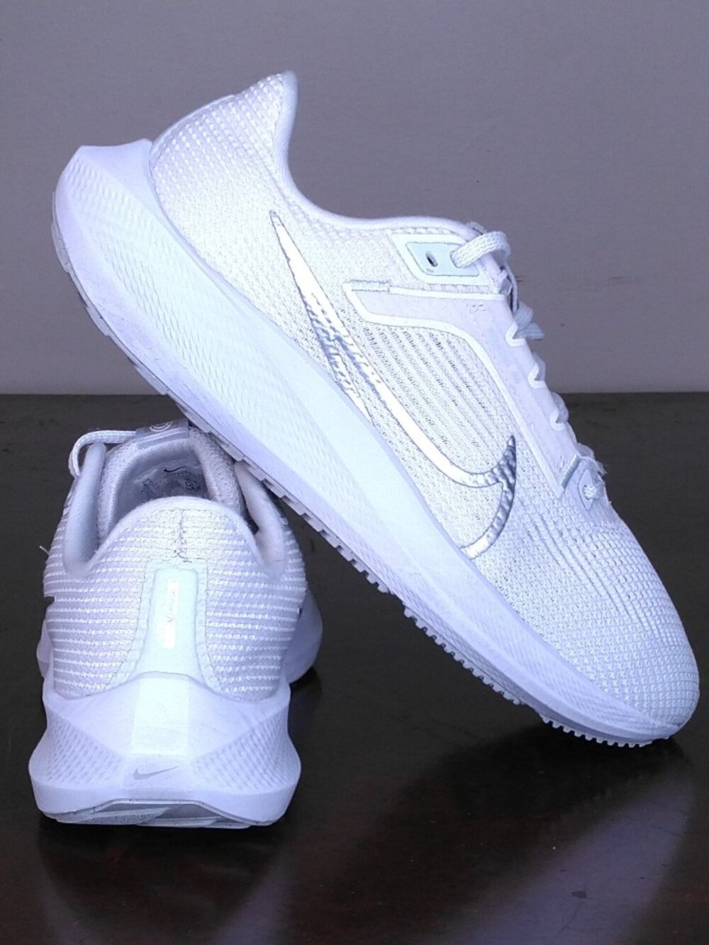 NIKE Pegasus 40 Shoes Womens SIZE 8.5 White METALLIC SILVER DV3854-101 Running